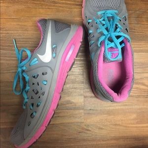 Nike Size 9 tennis shoe